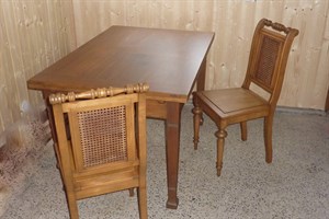 Renovace stolu a židlí